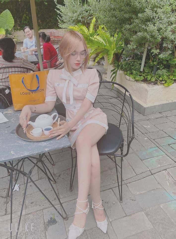 Bị vợ bạn lén lút bú buồi trong bếp